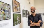 Xabier Elizalde junto a varias fotografías que se pueden contemplar estos días en la exposición de la casa de cultura Fray Diego de Estella
