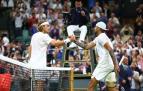 Tsitsipas y Kyrgios se saludan tras su partido