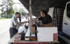 Compraventa en uno de los puestos del mercadillo de Landaben, este lunes