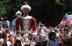 El Rey asiático estuvo muy bien acompañado ayer durante el recorrido por las calles del Ensanche pamplonés