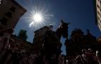Salida del alguacilillo desde la plaza del ayuntamiento hacia la plaza de toros bajo un sol de justicia