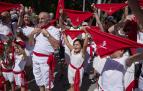 Compases iniciales de la ofrenda floral, con los pañuelos rojos en altos