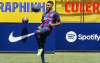 El brasileño Raphina da toques al balón durante su presentación como jugador del F.C. Barcelona