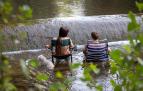 Unos jóvenes se refrescan en el río Iregua a su paso por Logroño