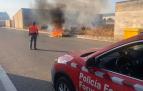 Imagen de un agente de la Policía Foral junto a las llamas, en Cadreita