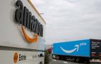 Un camión con el logo de Amazon Prime llega a un centro logístico de Amazon, en el norte de Francia