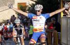 El mallorquín Enric Mas levanta los brazos tras imponerse en la meta del Villatuerta el 2 de agosto del 2012