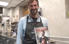 El cocinero Joseba Arguiñano posa con su libro de recetas
