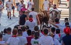 La manada encara la plaza de Santiago en un encierro de las fiestaa de Estella 2022