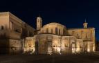 Foto nocturna de la plaza de los Ábsides de Fitero, desde la que se ve el monasterio en todo su esplendor
