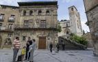 La oficina de turismo se encuentra en este palacio barroco que albergó el ayuntamiento y los juzgados de la ciudad. Al fondo, la escalinata y torre de la iglesia del San Pedro de la Rua