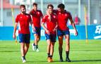 David García abraza a Javi Martínez en la sesión del miércoles