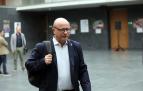 El consejero de Educación, Carlos Gimeno, a su llegada al Parlamento