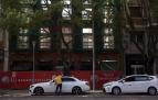 Dos taxis junto a un edificio en rehabilitación, metáfora de la situación que vive este servicio público