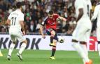 Moi Gómez arma el disparo en una de las ocasiones finales de Osasuna en el Bernabéu.