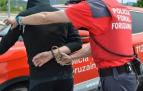 Imagen de archivo de un policía foral con un detenido
