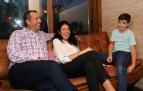 Alberto Ataun Armendáriz y Eva Cacho Rajado junto a su hijo, Nicolás Ataun, de 11 años, en el porche cubierto de su casa.