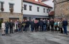 Autoridades forales y locales, y vecinos de Jaurrieta, ante la vivienda rehabilitada