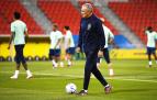 El seleccionador brasileño, Tite, conduce un balón durante un entrenamiento de Brasil en Catar