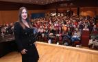 La escritora Dolores Redondo posa delante del público que llenó las 230 butacas de la sala Ibn Ezra del Planetario de Pamplona