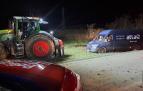 El agricultor de Caparroso y policías forales, preparando todo para tirar de la furgoneta.