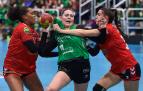 Adriana Mallo, defendida por dos jugadoras del Granollers en el duelo de Villava