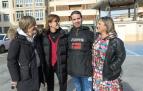 José Ramón Bronte Les, el jueves en Arguedas, junto a las enfermeras que le auxiliaron tras la cogida -de izda. a dcha.- Eli Urzainqui Arriazu, Leticia Alegre Bienzobas y Esther Falguera Bienzobas