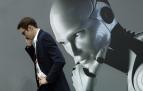 Un visitante del Mobile World Congress (MWC) de Barcelona habla por teléfono mientras pasa por un estand de inteligencia artificial