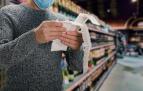 Una persona revisa un ticket de compra