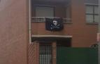 Los inquilinos tenían colgada esta bandera pirata que retiraron justo antes del comienzo de la concentración