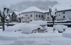 Un coche totalmente cubierto por la nieve en Ochagavía, este jueves por la mañana
