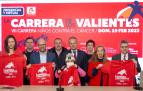 Organizadores y colaboradores de la VII Carrera de los Valientes con Ahinara Iglesias, paciente del programa Niños contra el Cáncer