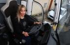 Laura Peche, al volante de un autobús en Berrioplano.