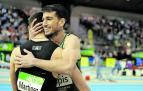 Abrazo entre Asier Martínez y Quique Llopis al cruzar la línea de meta en el estadio Messe de Karlsruhe.