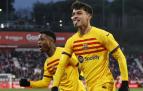 Ansu Fati y Pedro corren celebrando el tanto del canario que dio los tres puntos al Barcelona en Montivili.