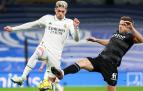 Fede Valverde y Asier Illarramendi pelean por el esférico durante el encuentro.