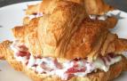 Cruasanes rellenos de jamón y alioli