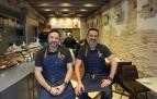 Jorge Elizalde Agurruza y Javier Cía Zabalegui, en la cafetería-heladería Elizalde-Casa Salinas