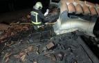 Un bombero comprueba el estado del tejado tras el incendio de una chimenea en Oieregi