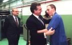 El presidente Miguel Sanz saluda a uno de los trabajadores del centro de Aspace en presencia del consejero Calixto Ayesa.
