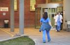 Entrada del Hospital Universitario de Navarra, en el día en que comienza la huelga indefinida de médicos, en el Complejo Hospitalario de Navarra
