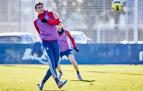 Budimir ensaya un disparo al finalizar el entrenamiento de este jueves 2 de febrero en Tajonar.