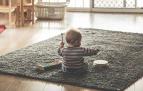 Niño jugando sobre una alfombra