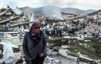 Sigue la búsqueda de supervivientes entre los escombros de los edifcios derrumbados por los fuertes terremotos del lunes en Turquía y Siria.