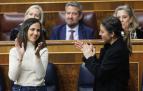 La ministra de Derechos Sociales y Agenda 2023, Ione Belarra (i) y la ministra de Igualdad, Irene Montero (d), aplauden durante una sesión plenaria