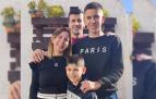 Lourdes Pérez Galar (43 años) y su marido, Óscar Arbeloa García (44), posan con sus hijos Aimar (16 años) y Asier (10), en el patio de su casa de Aibar. Asier nació el 22 de abril de 2012, con una cardiopatía. Una operación le ocasionó un infarto cerebral con secuelas
