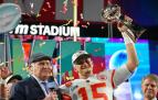 El quarterback de Kansas City Chiefs Patrick Mahomes sostiene el trofeo Vince Lombardi tras ganar la Super Bowl contra los Philadelphia Eagles