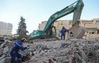 Una excavadora trabaja entre los escombros en la localidad turca de Kahramanmaras.