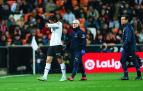 Momento en el que el delantero del Valencia, Edison  Cavani, se retira del choque contra el Athletic tras sufrir un pinchazo.