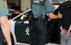 Imagen de archivo de un agente de la Guardia Civil acompañando a un detenido